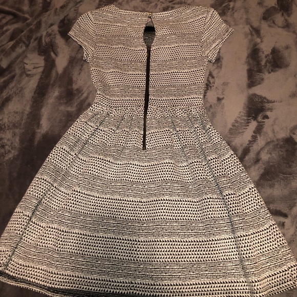 Short fit and flare dress - Picture 2 of 3